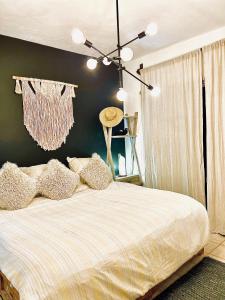 ein Schlafzimmer mit einem Bett und einer schwarzen Wand in der Unterkunft Mayan Riviera Jewel, Private Beach in Puerto Morelos