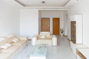 - un salon avec deux canapés blancs et une table en verre dans l'établissement 3 bedroom apt, Exterior POOL , Cidadela - LCGR, à Praia