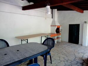 a table and chairs in a room with a fireplace at B&B Quarto Rosa Estilo Romântico 