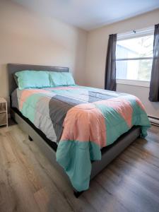 En eller flere senge i et værelse på Poconos 2bd - Peaceful Lakeside Retreat!