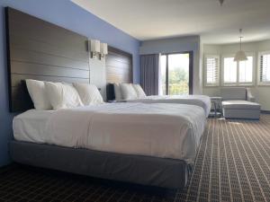 une chambre d'hôtel avec un grand lit avec des draps blancs dans l'établissement Hotel Solares, à Santa Cruz