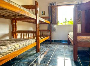 เตียงสองชั้นในห้องที่ Incrivel casa com piscina em Ilheus na Bahia