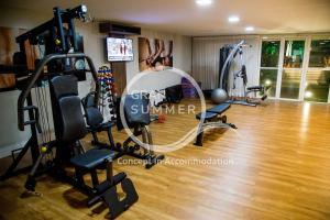 un gimnasio con varias máquinas de correr en una habitación en GRAN SUMMER, en Fortaleza