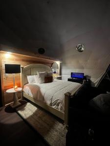 sypialnia z dużym białym łóżkiem i lampką w obiekcie WISH UPON A STAR VACATION PROPERTIES w mieście Rogersville