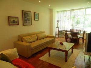 sala de estar con sofá y mesa de centro en Rainha Elisabeth II, en Río de Janeiro