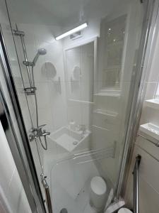 een badkamer met een glazen douche en een toilet bij Studio apartman Luka in Zagreb