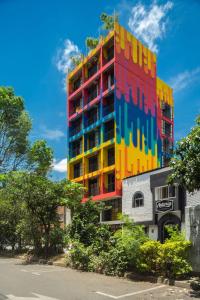 un edificio multicolor con una fachada colorida en Indie Studio, en Medellín