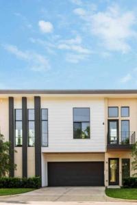 una casa bianca con finestre nere e un garage di Glamorous Perfectly Located Luxury 2 Bed Townhome a Dallas