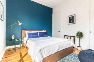 una camera da letto con una parete con accento blu e un letto di Glamorous Perfectly Located Luxury 2 Bed Townhome a Dallas