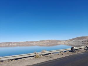 una masa de agua junto a una carretera en Alquileres patagonicos en San Carlos de Bariloche