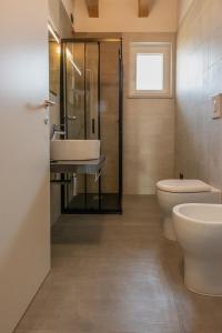 y baño con aseo, lavabo y ducha. en CASA TERMINEL en Villafranca di Verona