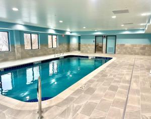 Bazén v ubytování Holiday Inn Express Syracuse-Fairgrounds by IHG nebo v jeho okolí