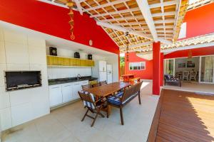 eine Küche und ein Esszimmer mit einem Tisch und Stühlen in der Unterkunft Quintas de Sauípe - Casa D13 in Costa do Sauipe