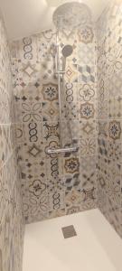uma casa de banho com chuveiro e azulejos na parede em LA RUSTIQUE DU BOUT DU LAC em Chambon-sur-Lac