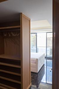 une chambre avec un lit dans une pièce avec une fenêtre dans l'établissement 3 bdr apt, Palmarejo - LCGR, à Praia