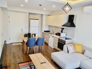 cocina y sala de estar con sofá y mesa en Otto Residences City Center 216, en Estambul