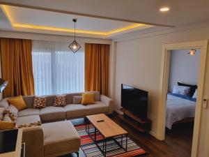 - un salon avec un canapé et un lit dans l'établissement Otto Residences City Center 216, à Istanbul