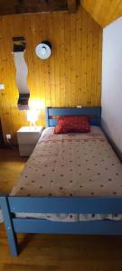 Posteľ alebo postele v izbe v ubytovaní LA RUSTIQUE DU BOUT DU LAC