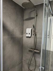a shower with a shower head in a bathroom at Apartamento con VISTAS AL MAR in Oliva