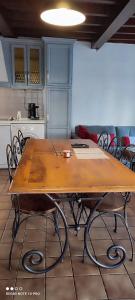 uma mesa de madeira e cadeiras numa sala de estar em LA RUSTIQUE DU BOUT DU LAC em Chambon-sur-Lac