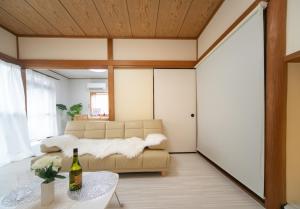 sala de estar con sofá y mesa en Yokkaichi City - House - Vacation STAY 68977v en Nishi-hino