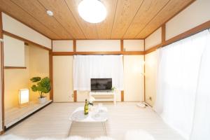 sala de estar con ventana grande y TV en Yokkaichi City - House - Vacation STAY 68977v, en Nishi-hino