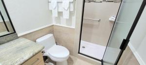 La salle de bains est pourvue d'une douche et de toilettes. dans l'établissement Lighthouse Inn, à South Padre Island