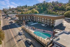 an aerial view of a hotel with a parking lot at Heritage Inn - Yosemite/Sonora in Sonora