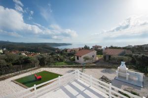 托雷戴科爾薩里的住宿－Villa la Torre Libeccio，从带花园的房子的屋顶上欣赏美景