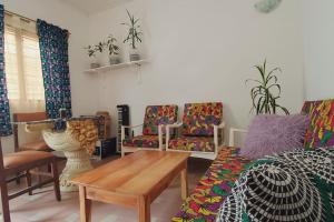 a living room with couches and a coffee table at Maison fleurie Ouidah in Ouidah