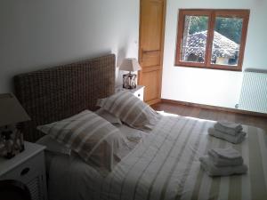 a bedroom with a bed with towels on it at Maison d'hôtes Brameloup Jardin Ovale in Coudures +13 photos