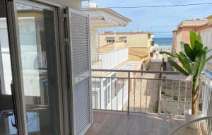 een balkon met uitzicht op de oceaan bij Apartamento con VISTAS AL MAR in Oliva