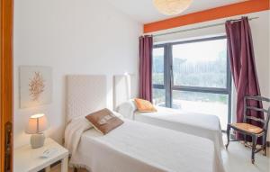 2 camas en una habitación con ventana en Gorgeous Apartment In Cori With Kitchen, en Cori