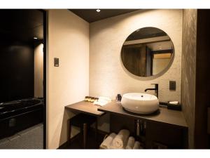 y baño con lavabo y espejo. en HOTEL SHIKISAI KYOTO - Vacation STAY 74839v, en Kioto