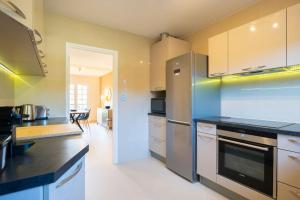 Kuchnia lub aneks kuchenny w obiekcie Les Jardins de Provence • Beau Rivage • Proche mer
