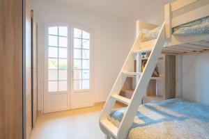 Litera blanca en habitación con escalera en Les Jardins de Provence • Beau Rivage • Proche mer, en Carqueiranne