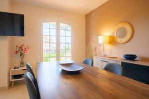 Telewizja i/lub zestaw kina domowego w obiekcie Les Jardins de Provence • Beau Rivage • Proche mer