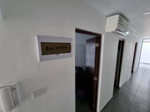 un muro bianco con una televisione su un muro di B&B Lily y transporte incluido a 3 min del aeropuerto a Lima