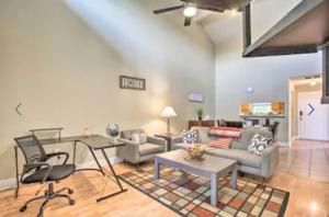 un soggiorno con divano e tavolo di New! LSU Baton Rouge Contemporary 3 Bedroom Suite Condo a Baton Rouge