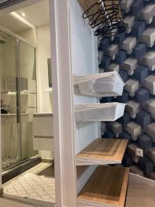 un placard avec un mur rempli de boîtes grises dans l'établissement Appartement à découvrir, à Marquette-lès-Lille