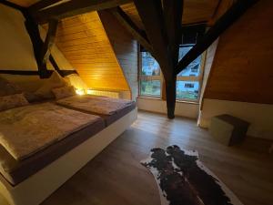 1 dormitorio con 1 cama grande en el ático en Haus Rubi en Cochem