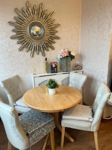 a dining room with a table and chairs and a mirror at Greenwich Luxury View Apartment in London