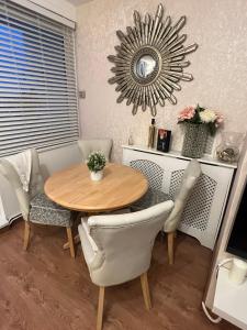 a dining room with a table and chairs and a mirror at Greenwich Luxury View Apartment in London