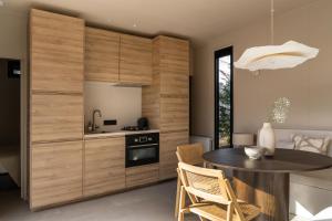 eine Küche mit einem Tisch und einem Herd in der Unterkunft Japandi Tiny House STEC op de Veluwe in Nunspeet