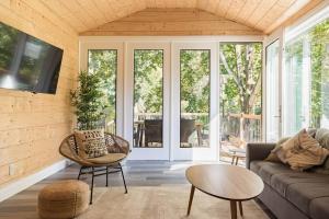 Posezení v ubytování Disconnect From Reality/ River House/Hot Tub/Pet Friendly