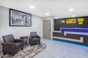 Posezení v ubytování Super 8 by Wyndham Charlottesville