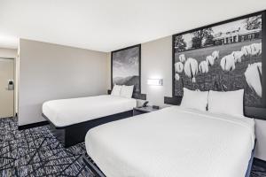 Postel nebo postele na pokoji v ubytování Super 8 by Wyndham Charlottesville