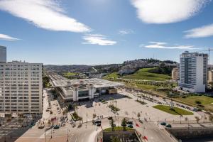une vue aérienne d'une ville avec des bâtiments et une rue dans l'établissement Luxury Apartment Hilton 5*, à Tanger