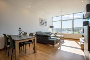 un salon avec un canapé et une table dans l'établissement Luxury Apartment Hilton 5*, à Tanger