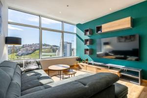 un salon avec un canapé et une grande fenêtre dans l'établissement Luxury Apartment Hilton 5*, à Tanger